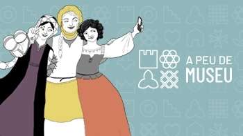Il·lustració de tres dones amb vestits d'època fent-se una selfie, al costat del logotip de l'experiència A Peu de Museu sobre un fons blau clar amb icones
