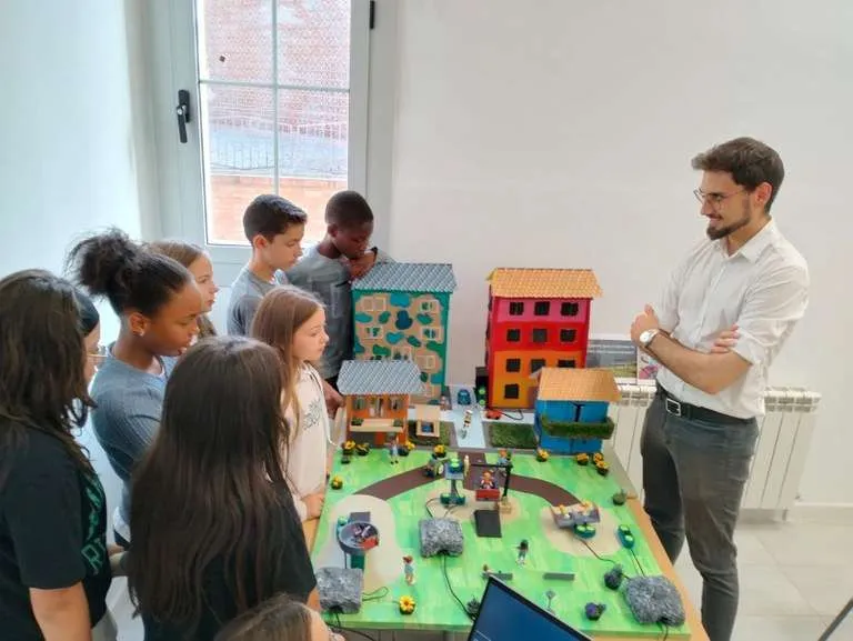 Alumnat de l’escola Jaume Balmes presenta a la Paeria el projecte de parc inclusiu premiat per la Fundació Endesa