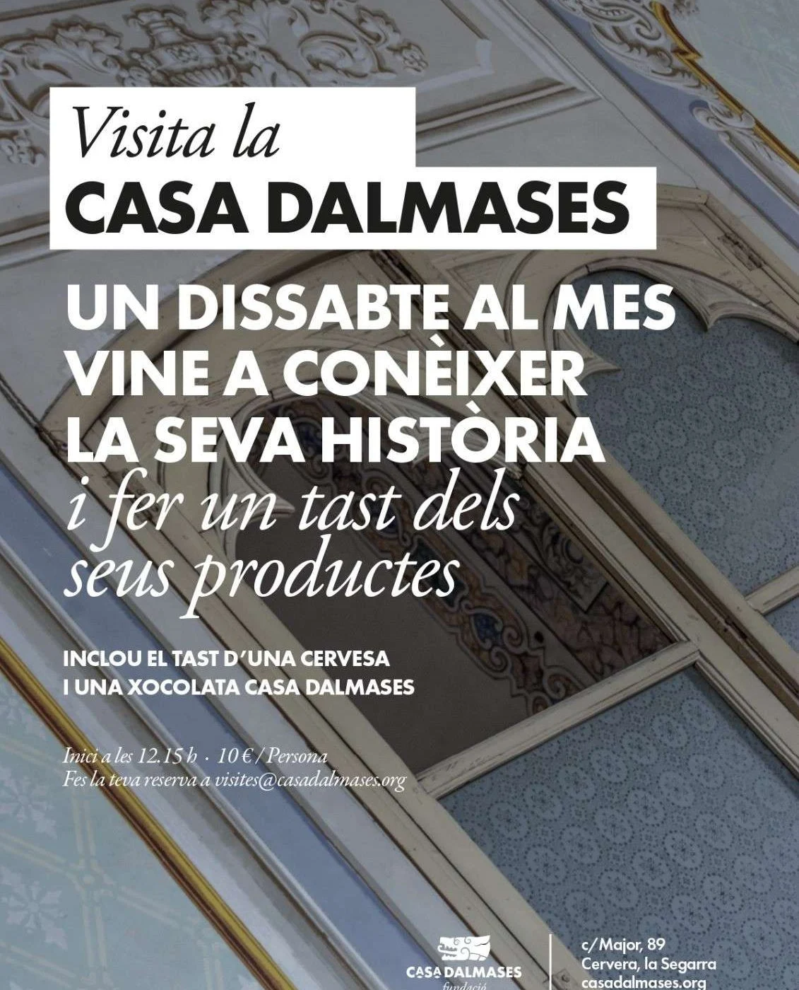 Cartell de la visita a la Casa Dalmases, amb una fotografia d'un sostre ornamentat de fons i el text que anuncia la visita mensual amb tast de cervesa i xocolata