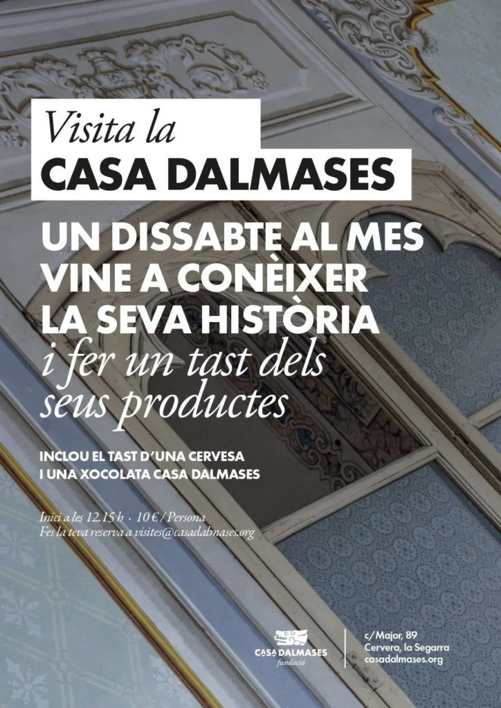 Cartell de la visita a la Casa Dalmases, amb una fotografia d'un sostre ornamentat de fons i el text que anuncia la visita mensual amb tast de cervesa i xocolata