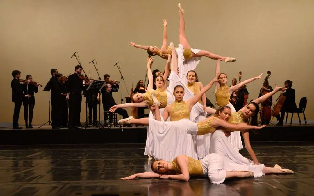 Cervera clou l’any de la capitalitat cultural amb l’espectacle #Bachendansa, que ha omplert el Gran Teatre de la Passió