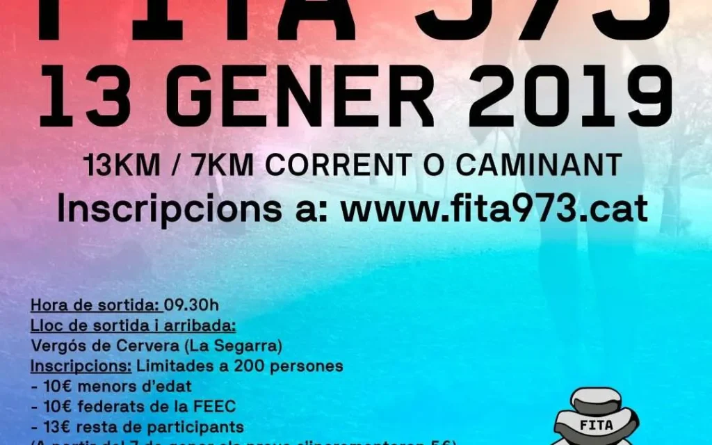 Cartell de la cursa de muntanya Fita 973 del 13 de gener de 2019, amb un paisatge de boira en degradat rosat i blau, les distàncies de 13 i 7 km i les dades d'inscripció
