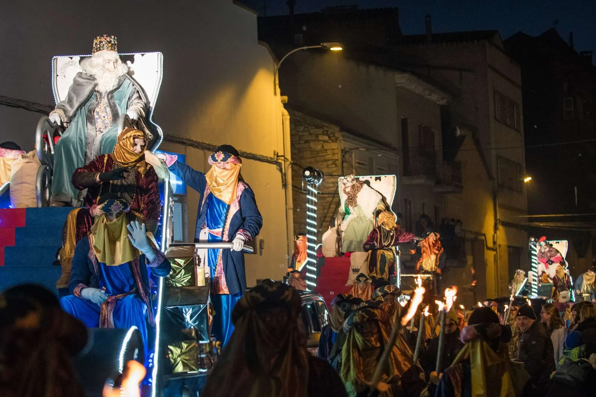 Diumenge 5 de gener, a les 18 hores, els Reis d’Orient arriben a Cervera, on faran el seu recorregut habitual per la ciutat, de l’avinguda del Mil·lenari de Catalunya a la plaça Major.
