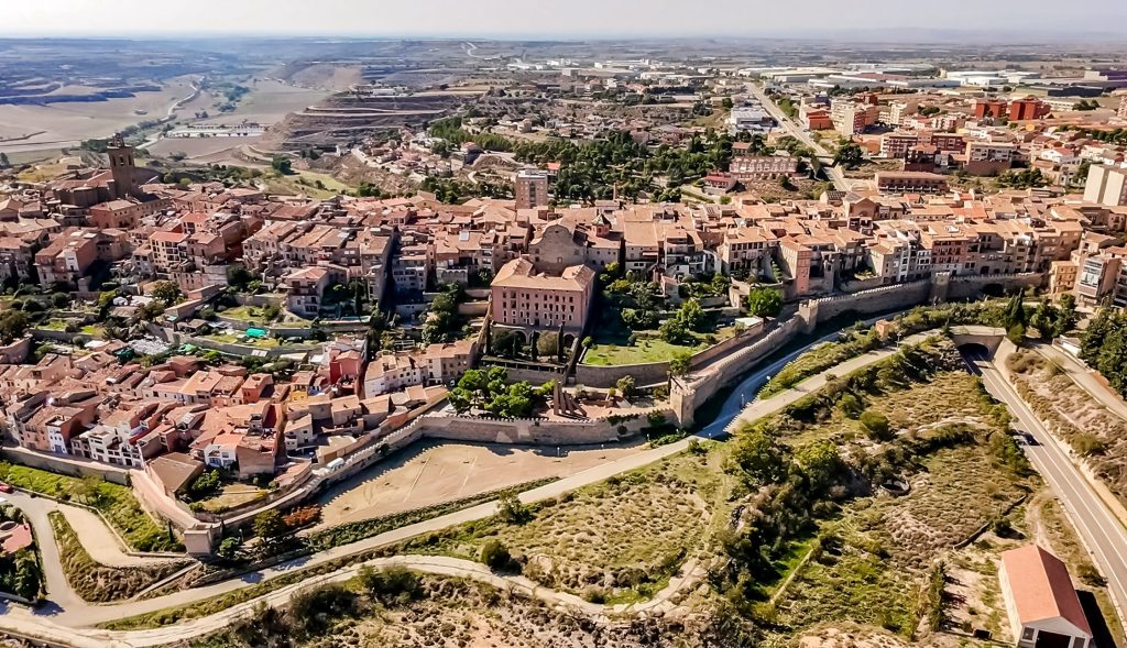 Vista aèria del nucli antic de Cervera i del perímetre de muralles, amb els camps de la Segarra al fons