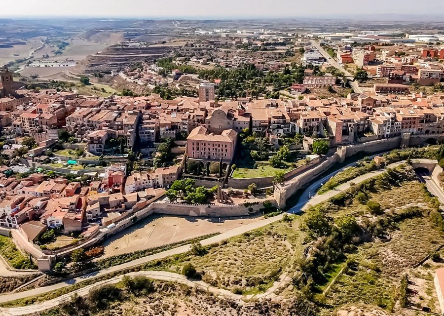 Vista aèria del nucli antic de Cervera i del perímetre de muralles, amb els camps de la Segarra al fons