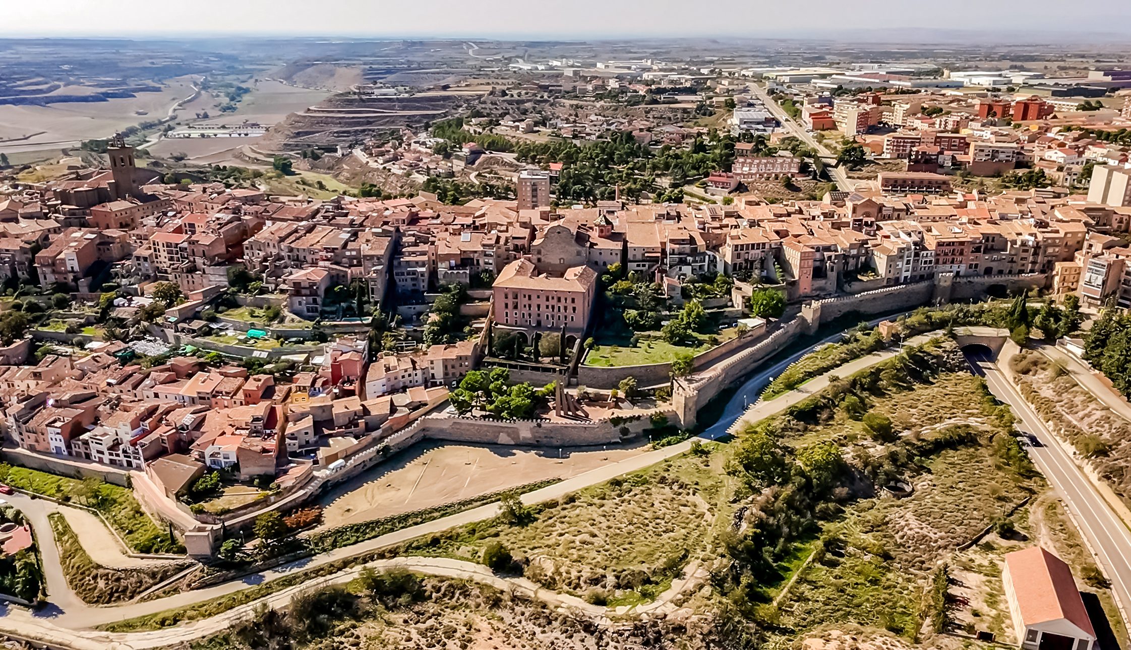 Vista aèria del nucli antic de Cervera i del perímetre de muralles, amb els camps de la Segarra al fons
