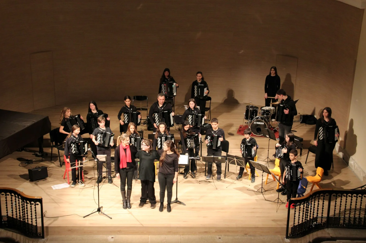 El concert d’acordions omple l’Auditori de Cervera