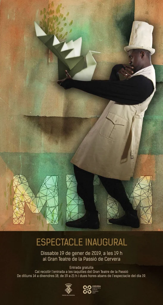 Cartell de l'espectacle inaugural MEM, amb la fotografia d'una persona amb barret blanc i bata que sosté una escultura de paper, al Gran Teatre de la Passió el 19 de gener de 2019