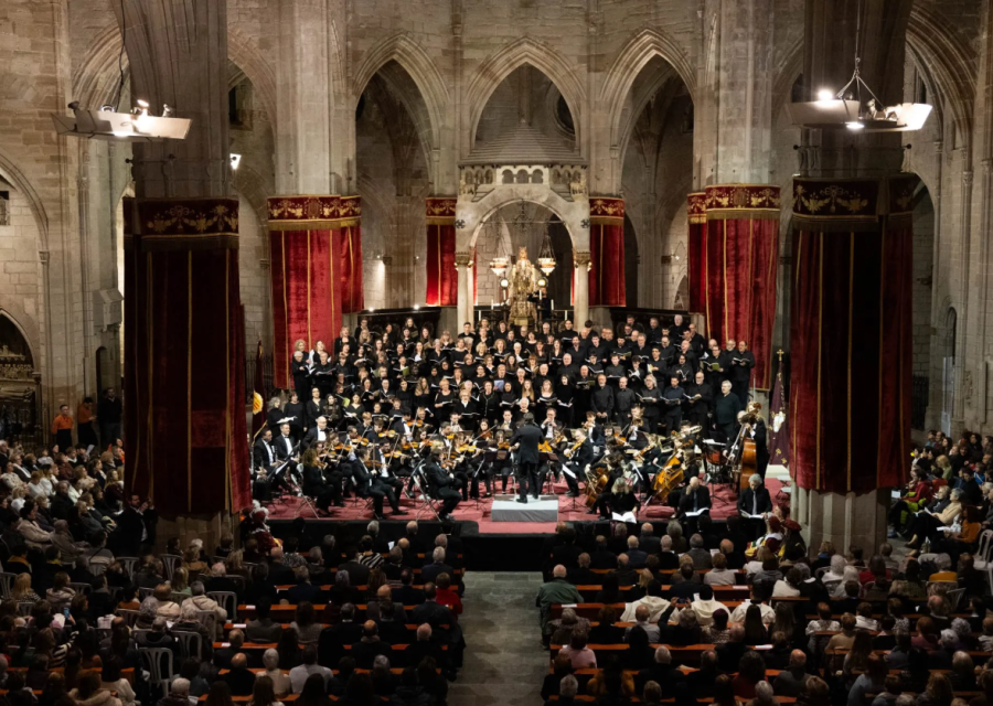 L’espectacular Cant de Les Completes obre la Festa Major del Santíssim Misteri