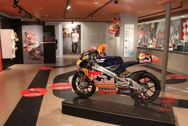 Sala de l'exposició sobre Marc Márquez al Museu Comarcal de Cervera, amb una moto de competició amb els colors de Repsol i Red Bull sobre una tarima i fotografies als murs