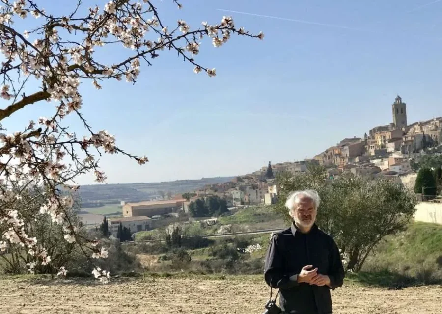 Un passeig per un camp d’ametllers florits inicia el cicle ‘Diàlegs’, accions artístiques de descoberta patrimonial