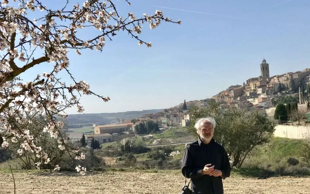 Un passeig per un camp d’ametllers florits inicia el cicle ‘Diàlegs’, accions artístiques de descoberta patrimonial