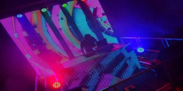 «La festa sobre rodes»: escenari mòbil amb DJ