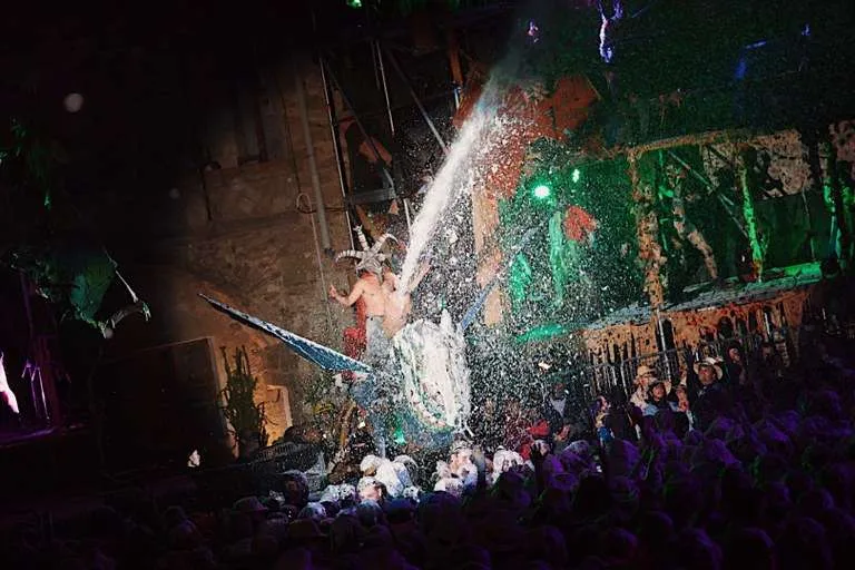 L’Aquelarre esquiva la pluja i unes 30.000 persones gaudeixen d’una nit infernal