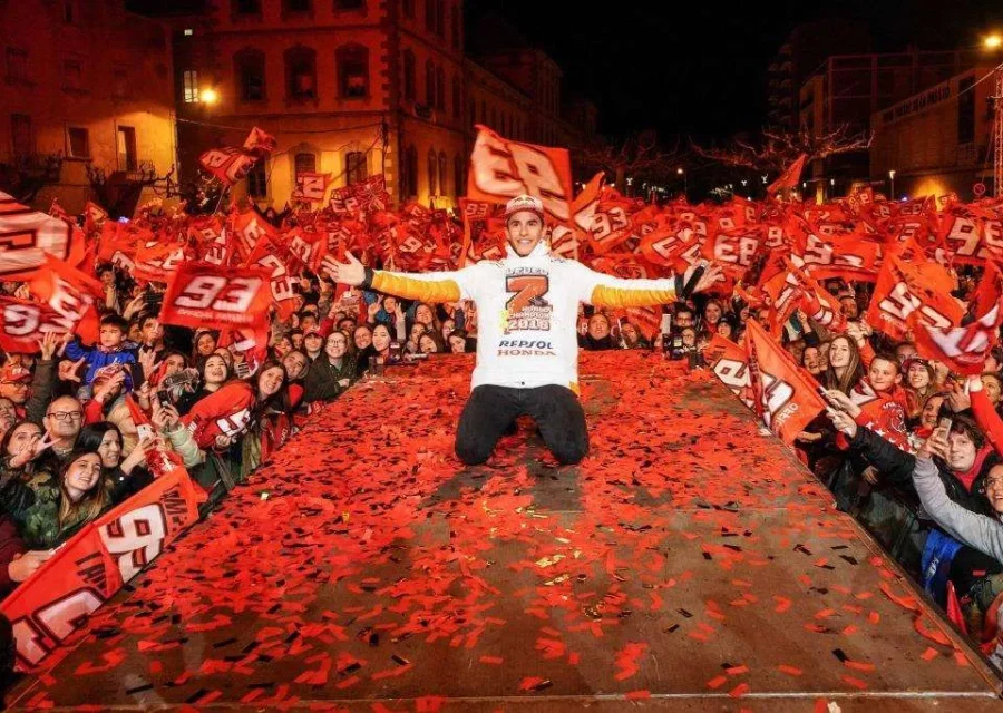 Marc Márquez celebra el títol mundial amb la seva afició