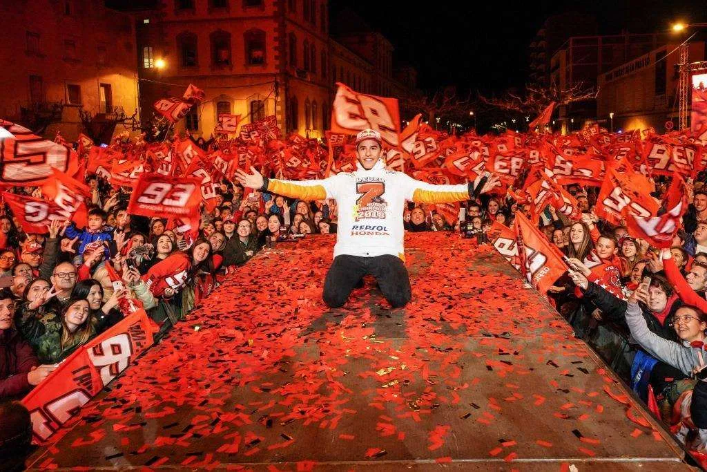 Marc Márquez celebra el títol mundial amb la seva afició