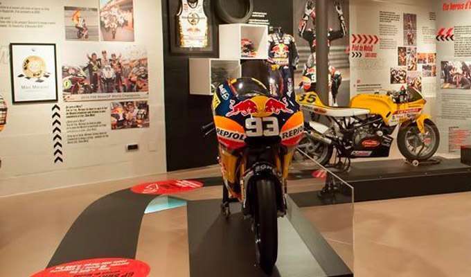 El Museu de Cervera ja llueix la moto del Campionat del món 2017 de Marc Márquez