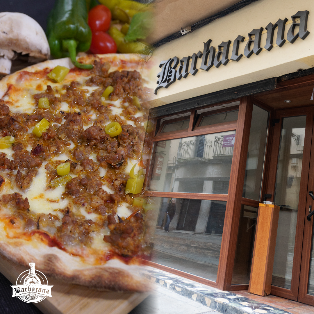 Composició de la Pizzeria Barbacana: una pizza amb carn i pebrots damunt una post de fusta i, a la dreta, la porta d'entrada del local amb el rètol Barbacana
