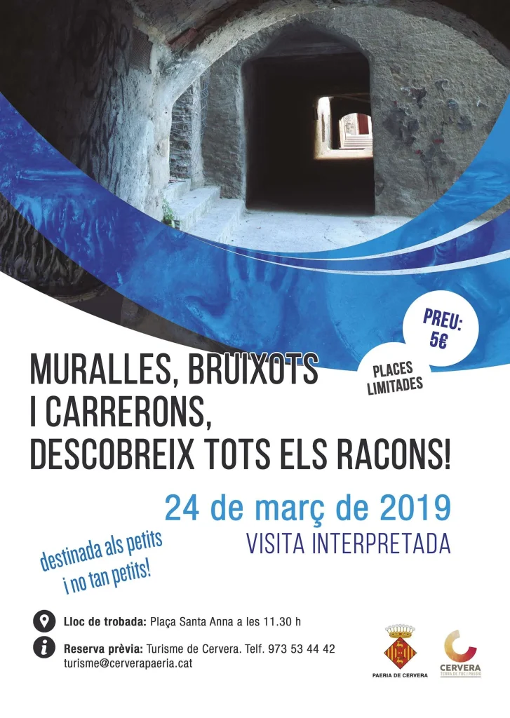 Cartell de la visita interpretada Muralles, bruixots i carrerons, amb una fotografia d'un passadís de volta il·luminat en blau, el 24 de març de 2019