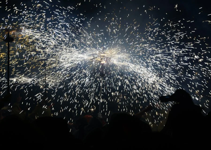 Espurnes del correfoc de l’Aquelarre de Cervera sobre les siluetes del públic.
