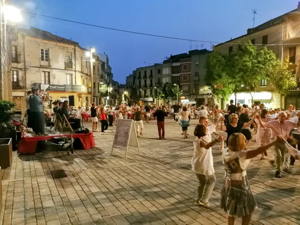 Audició i ballada de sardanes amb la Cobla Reus Jove