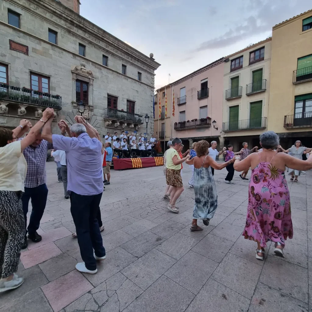 Audició i ballada de sardanes amb la Cobla Tàrrega