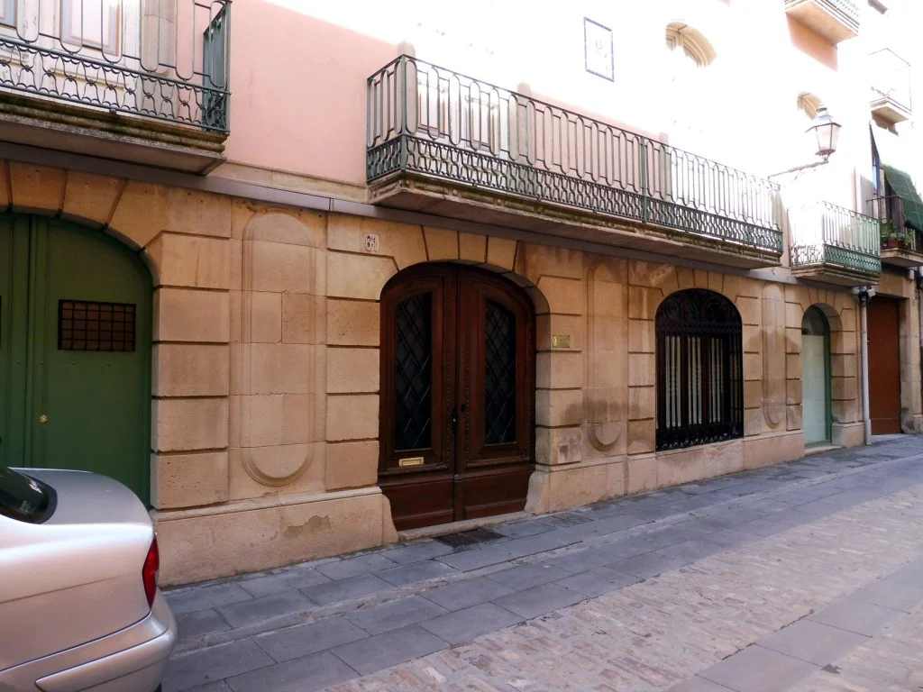 Façana de Cal Razquin, també coneguda com a Casa Pedrolo, al carrer Major de Cervera.