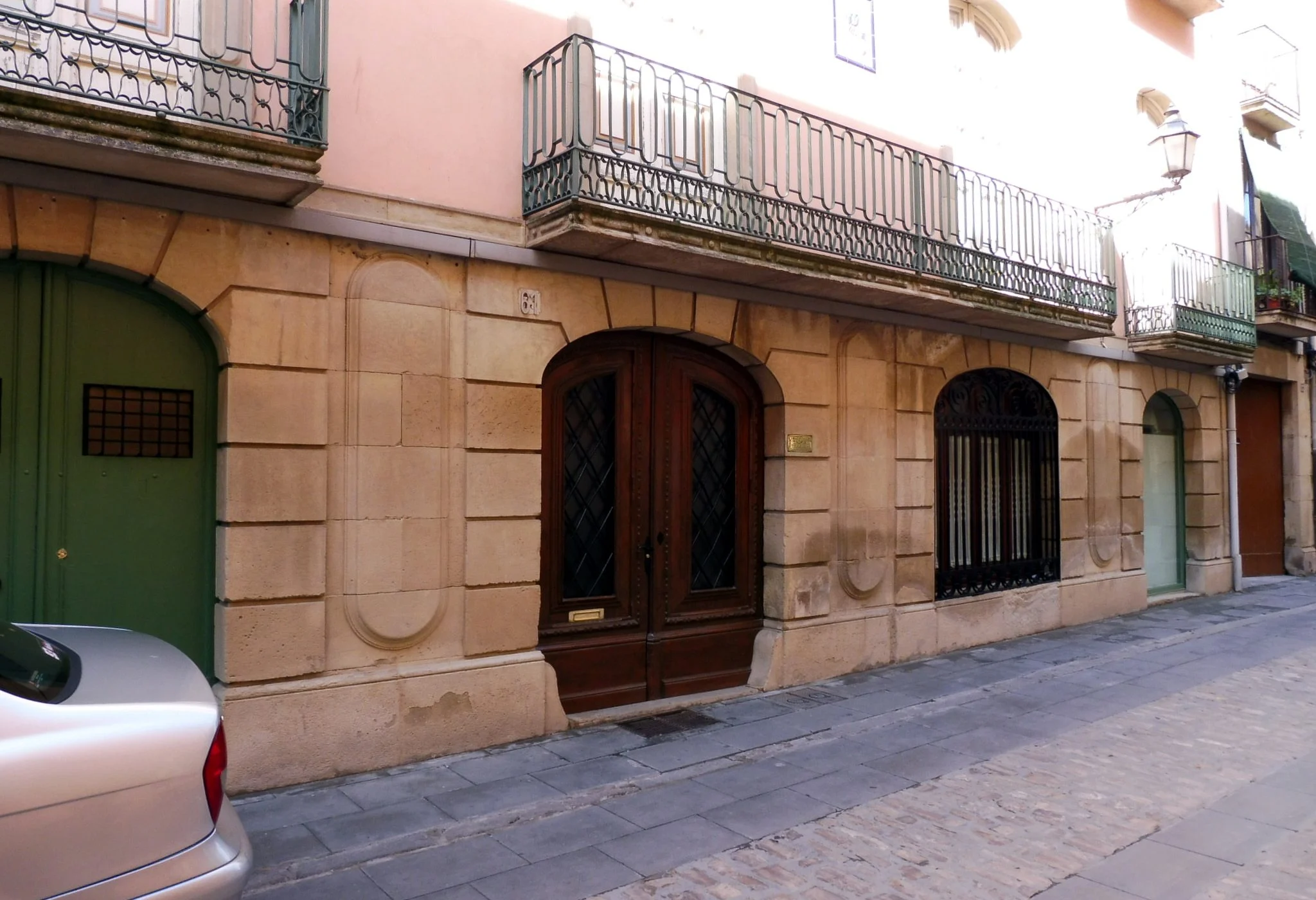 Façana de Cal Razquin, també coneguda com a Casa Pedrolo, al carrer Major de Cervera.