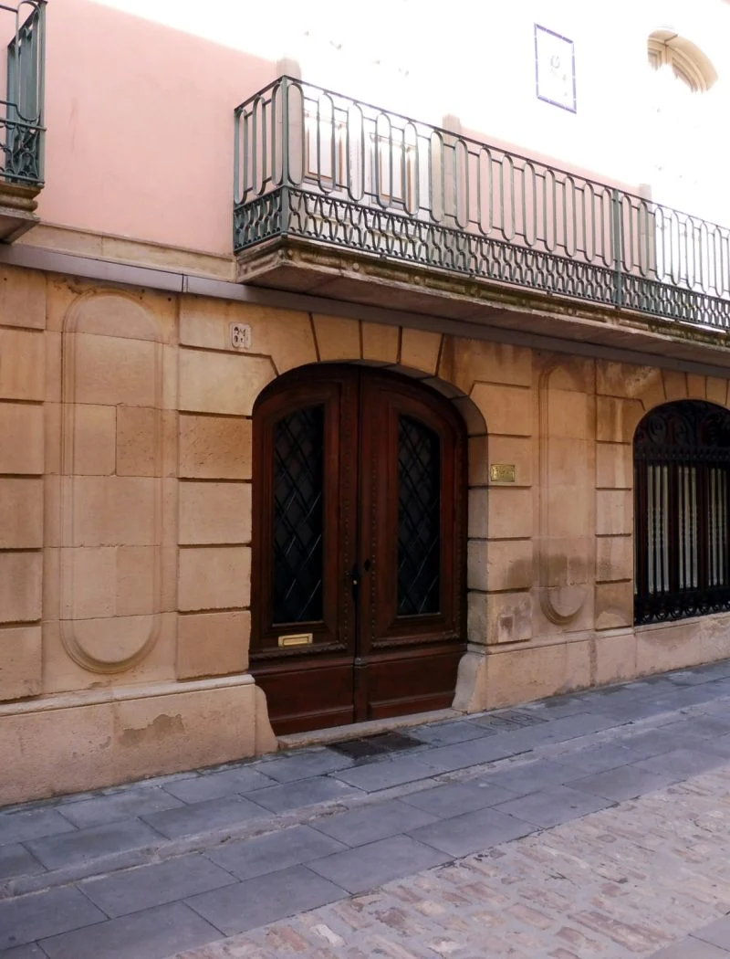 Façana de Cal Razquin, també coneguda com a Casa Pedrolo, al carrer Major de Cervera.