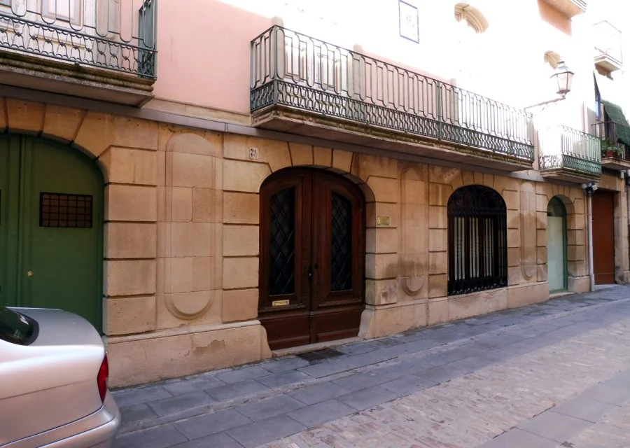 Façana de Cal Razquin, també coneguda com a Casa Pedrolo, al carrer Major de Cervera.