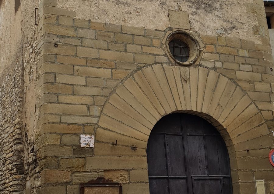 Portal de pedra i campanar de la capella de Sant Cristòfol de Cervera.