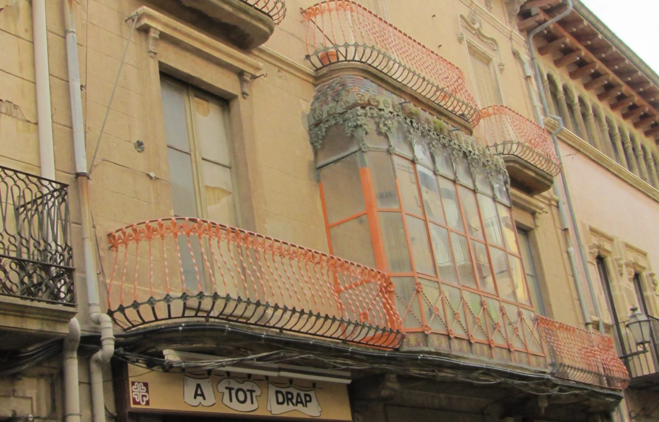 Façana de la Casa Lucaya de Cervera, amb tribuna i balcons.
