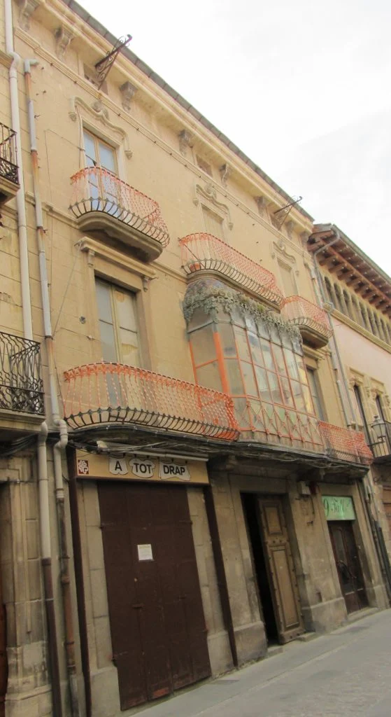Façana de la Casa Lucaya de Cervera, amb tribuna i balcons.