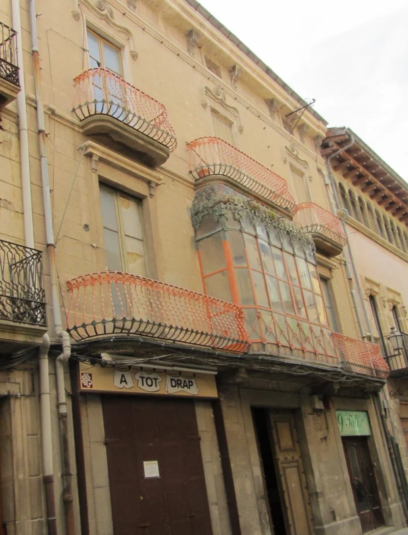 Façana de la Casa Lucaya de Cervera, amb tribuna i balcons.