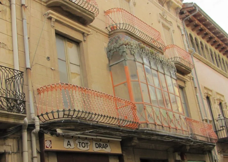 Façana de la Casa Lucaya de Cervera, amb tribuna i balcons.