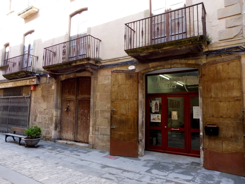 Façana de la Casa Massot-Dalmases al carrer Major de Cervera.