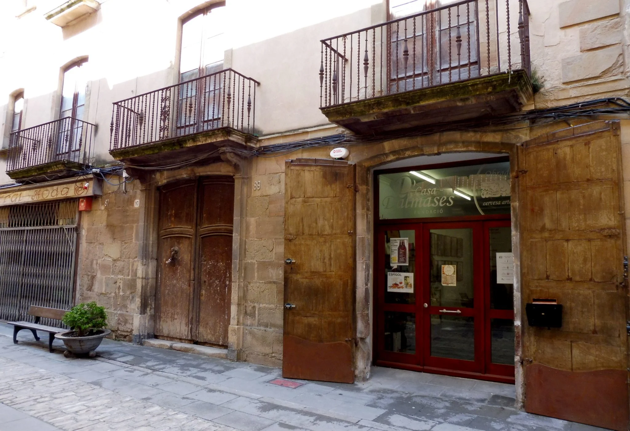 Façana de la Casa Massot-Dalmases al carrer Major de Cervera.