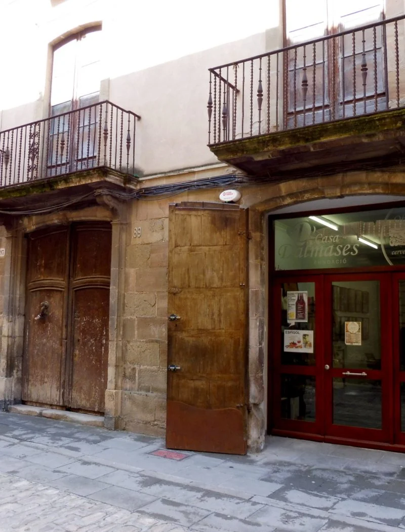 Façana de la Casa Massot-Dalmases al carrer Major de Cervera.