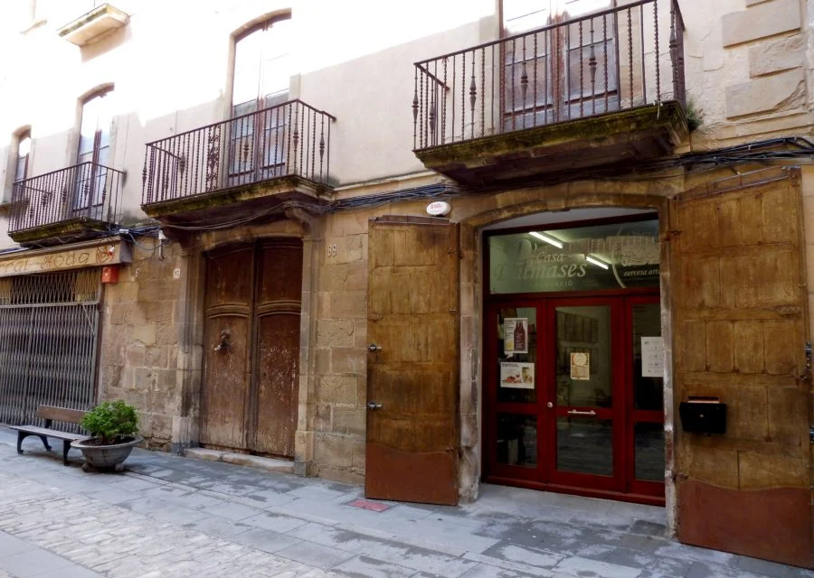 Façana de la Casa Massot-Dalmases al carrer Major de Cervera.