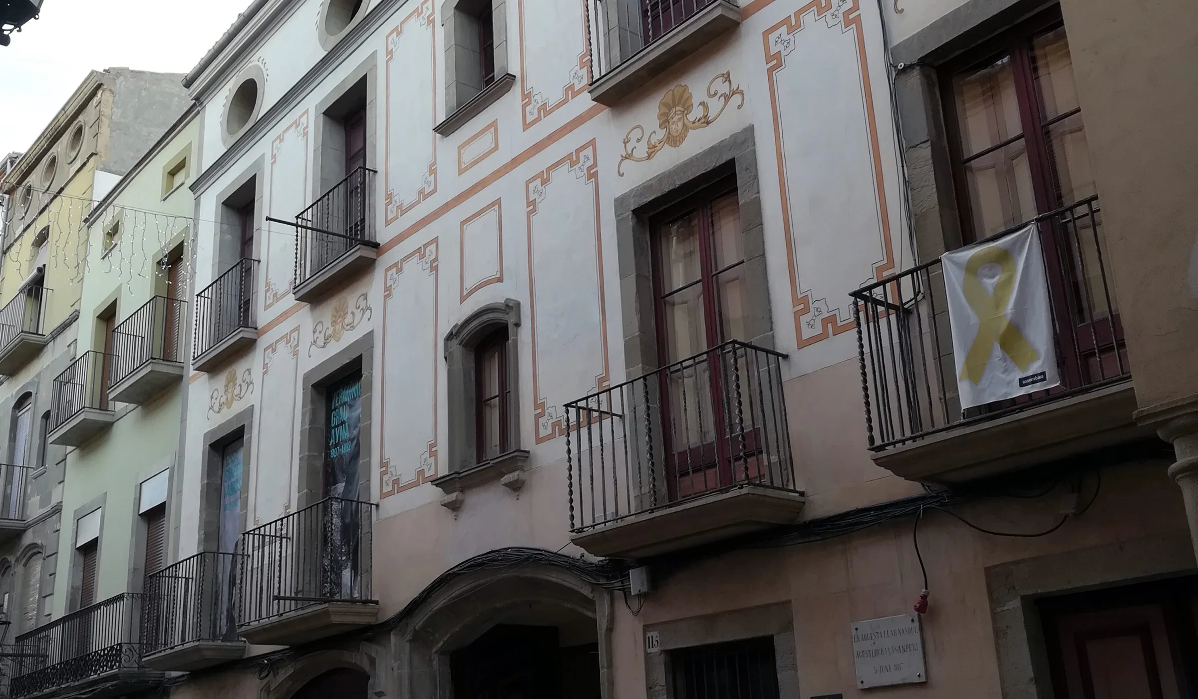 Façana de la Casa Museu Duran i Sanpere al carrer Major de Cervera, amb balcons i decoració pintada.