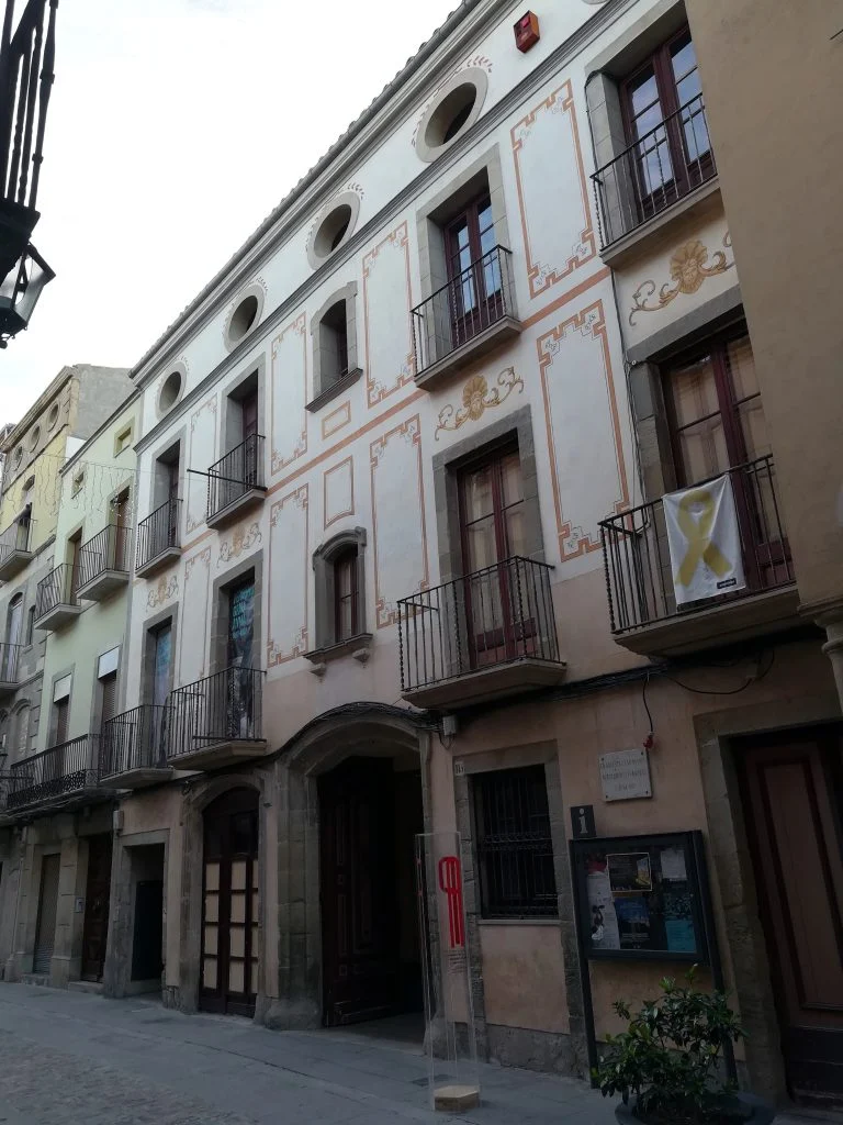 Façana de la Casa Museu Duran i Sanpere al carrer Major de Cervera, amb balcons i decoració pintada.