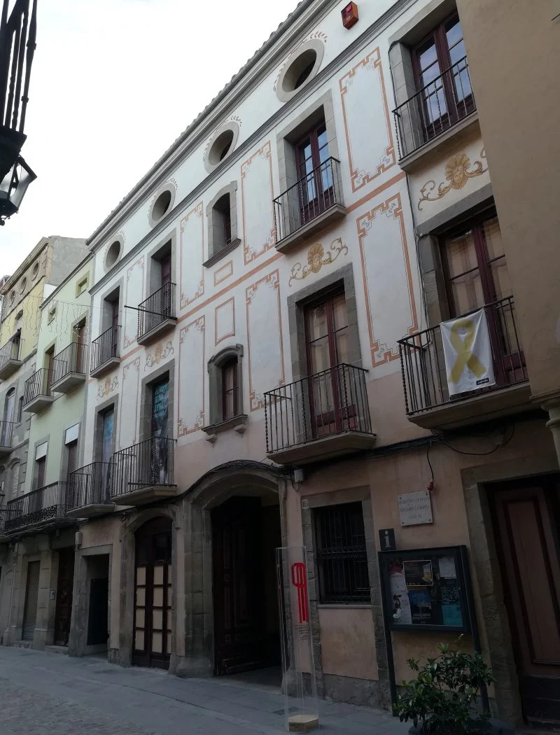 Façana de la Casa Museu Duran i Sanpere al carrer Major de Cervera, amb balcons i decoració pintada.