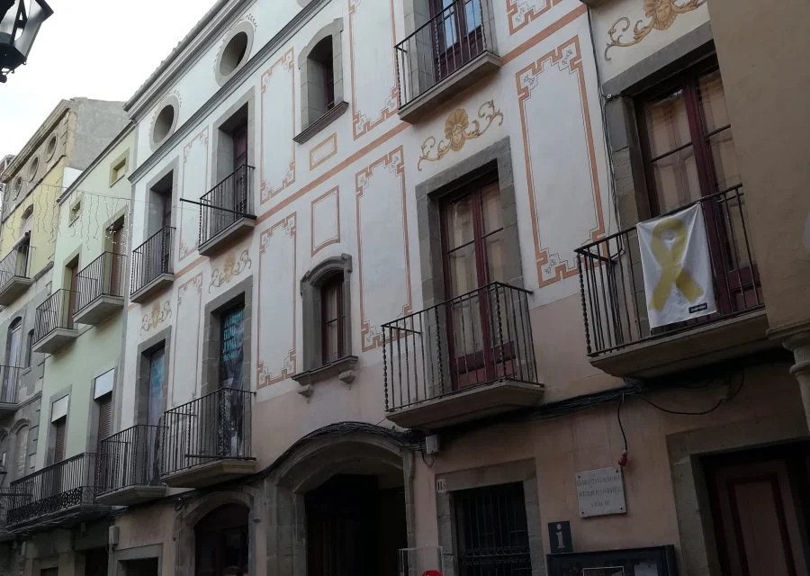Façana de la Casa Museu Duran i Sanpere al carrer Major de Cervera, amb balcons i decoració pintada.