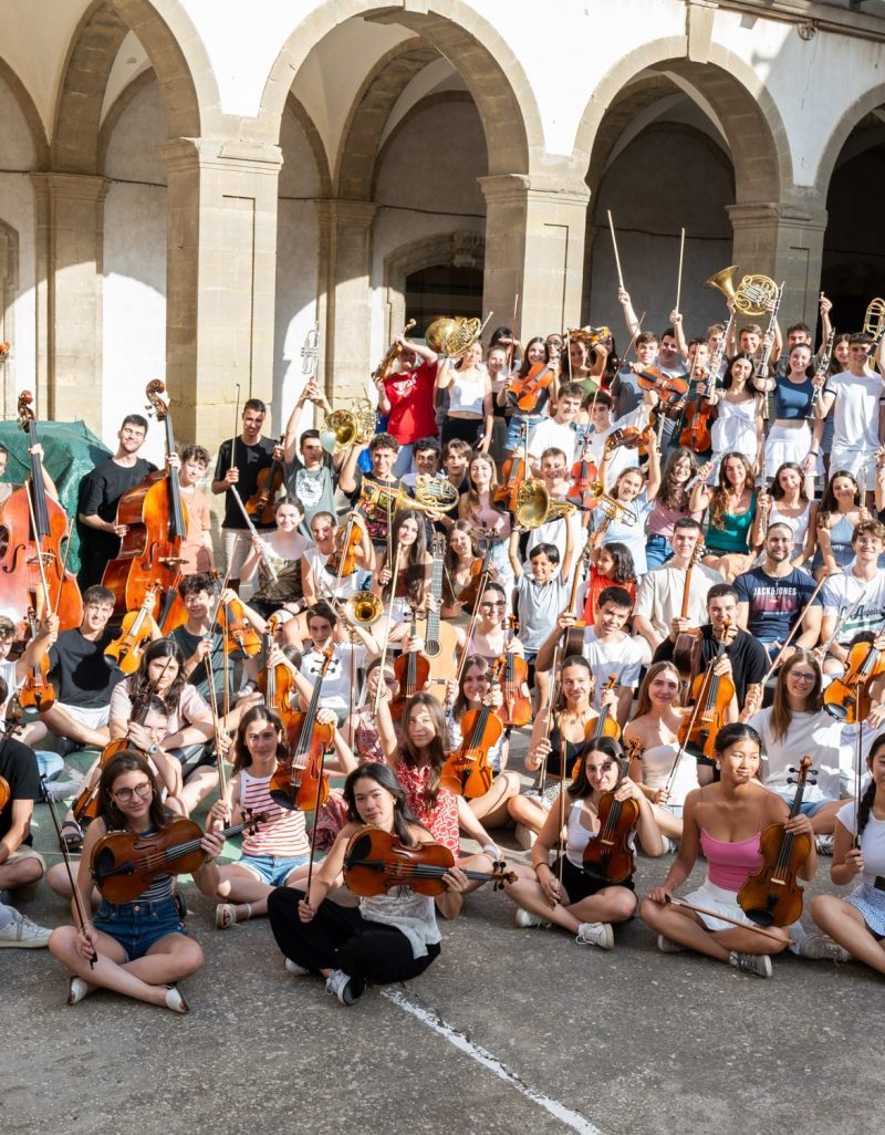 Alumnat del Curs Internacional de Música de Cervera amb els seus instruments al pati de la Universitat.