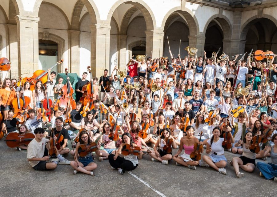 Alumnat del Curs Internacional de Música de Cervera amb els seus instruments al pati de la Universitat.