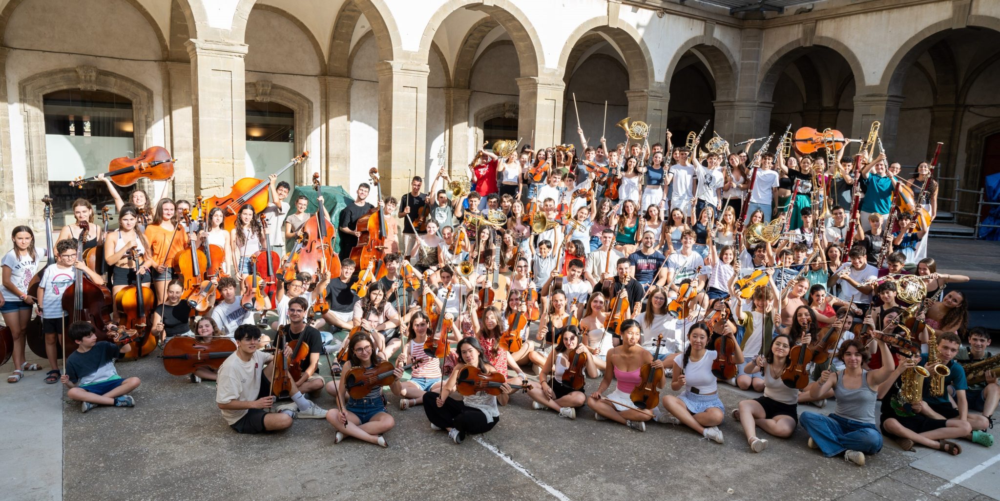 Alumnat del Curs Internacional de Música de Cervera amb els seus instruments al pati de la Universitat.