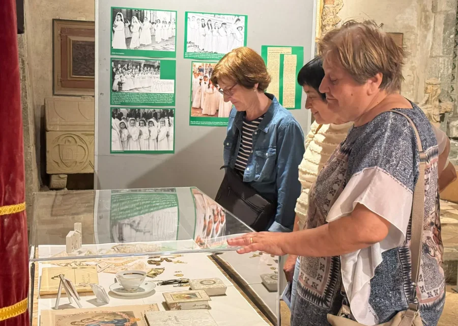Desenes de persones van assistir a la inauguració de l’exposició “Corpus d’ahir, Corpus d’avui”