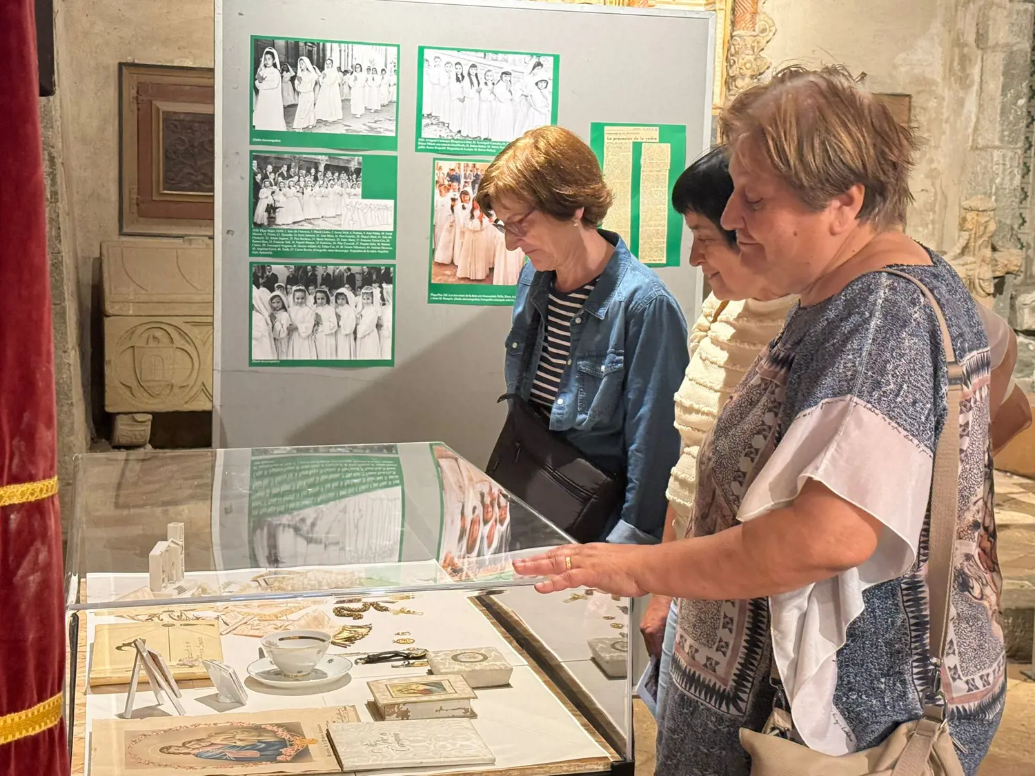 Desenes de persones van assistir a la inauguració de l’exposició “Corpus d’ahir, Corpus d’avui”
