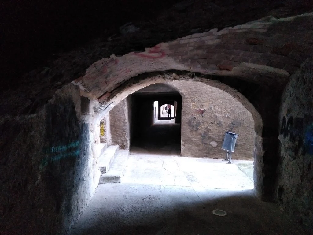 Voltes de pedra i passadís del carreró de les Bruixes de Cervera.