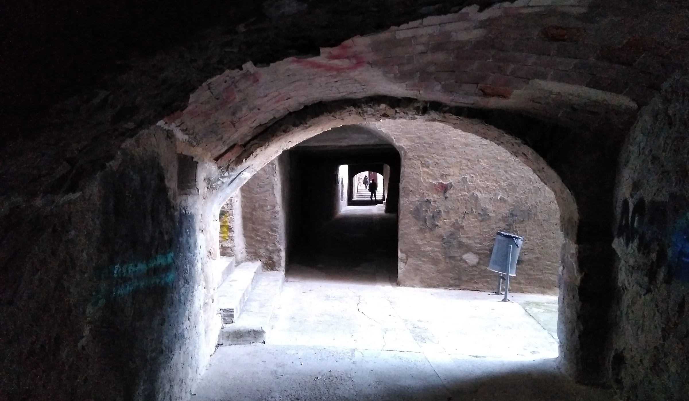 Voltes de pedra i passadís del carreró de les Bruixes de Cervera.